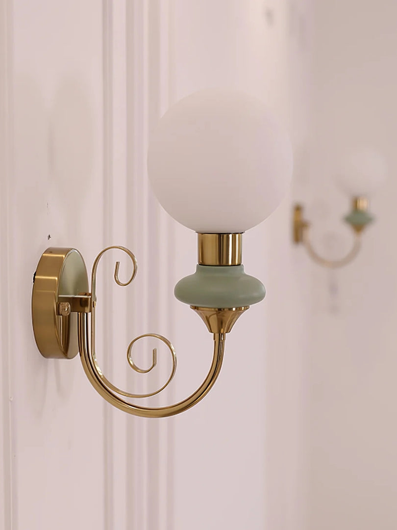 Lámpara de pared escultural con un brillo ambiental refinado