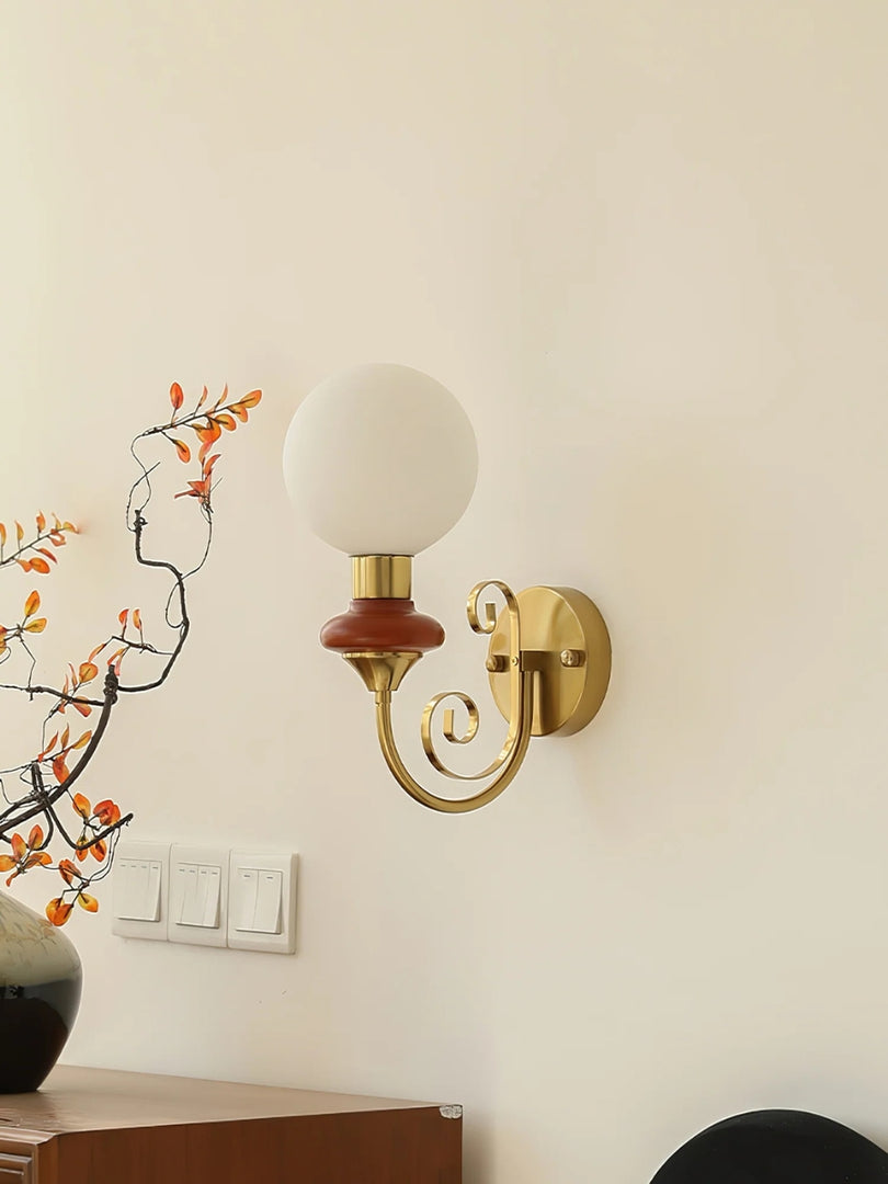 Lámpara de pared escultural con un brillo ambiental refinado
