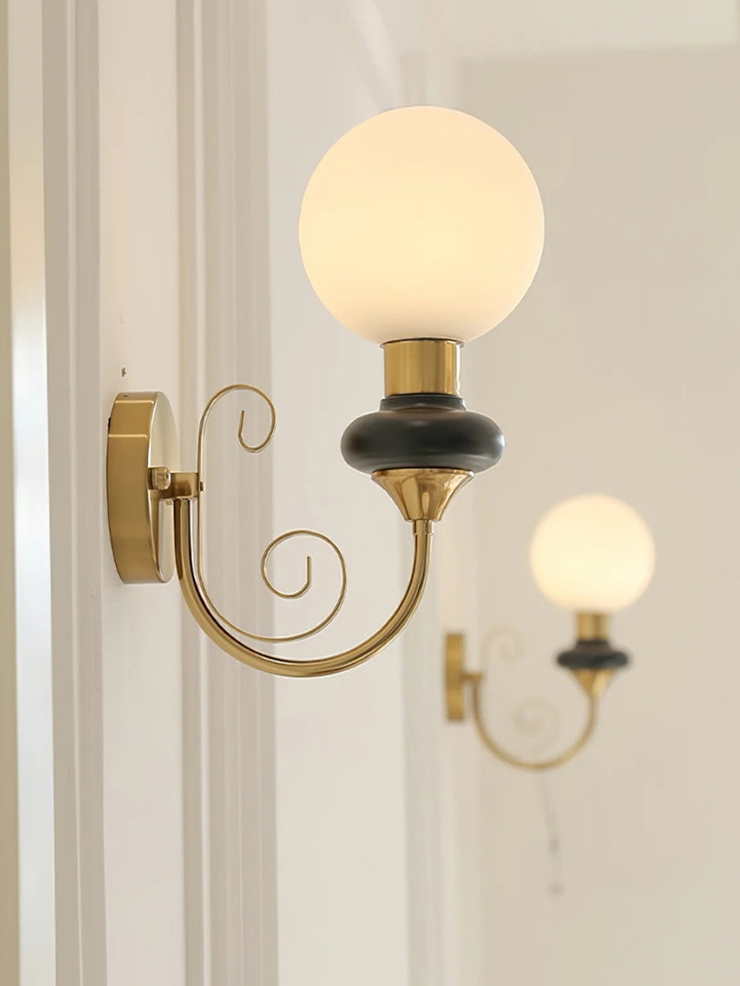 Lámpara de pared escultural con un brillo ambiental refinado
