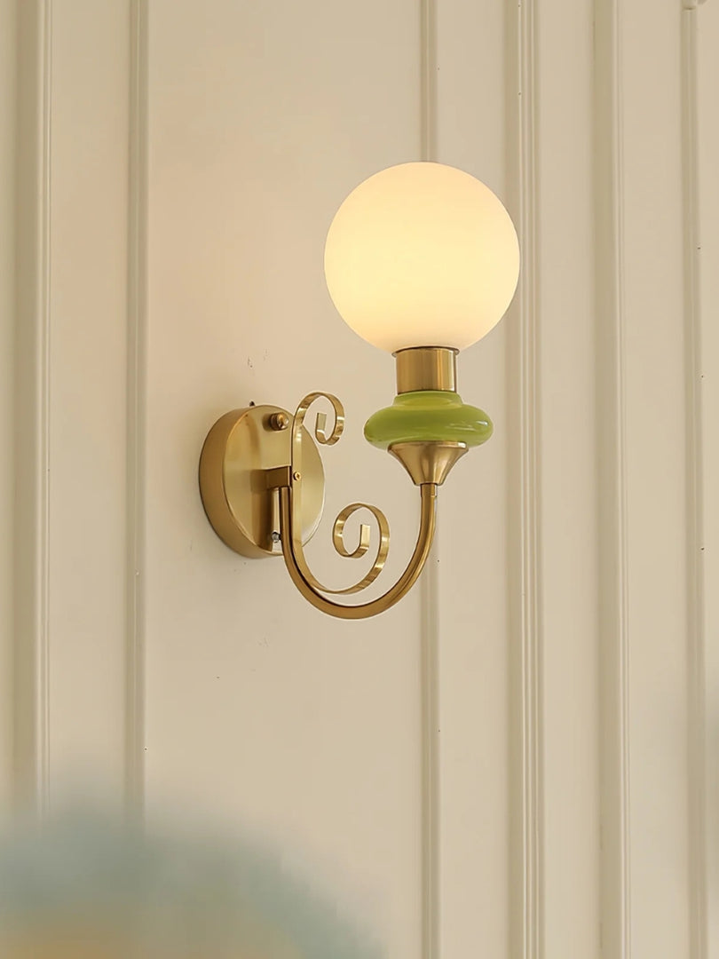 Lámpara de pared escultural con un brillo ambiental refinado