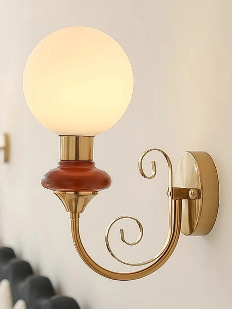 Lámpara de pared escultural con un brillo ambiental refinado