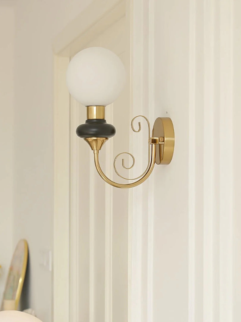 Lámpara de pared escultural con un brillo ambiental refinado
