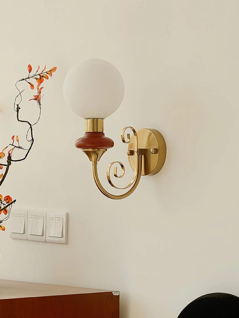 Lámpara de pared escultural con un brillo ambiental refinado