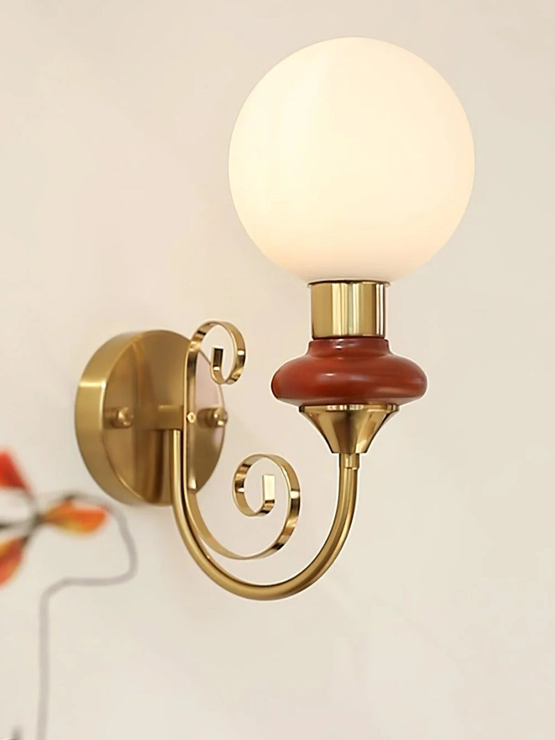 Lámpara de pared escultural con un brillo ambiental refinado