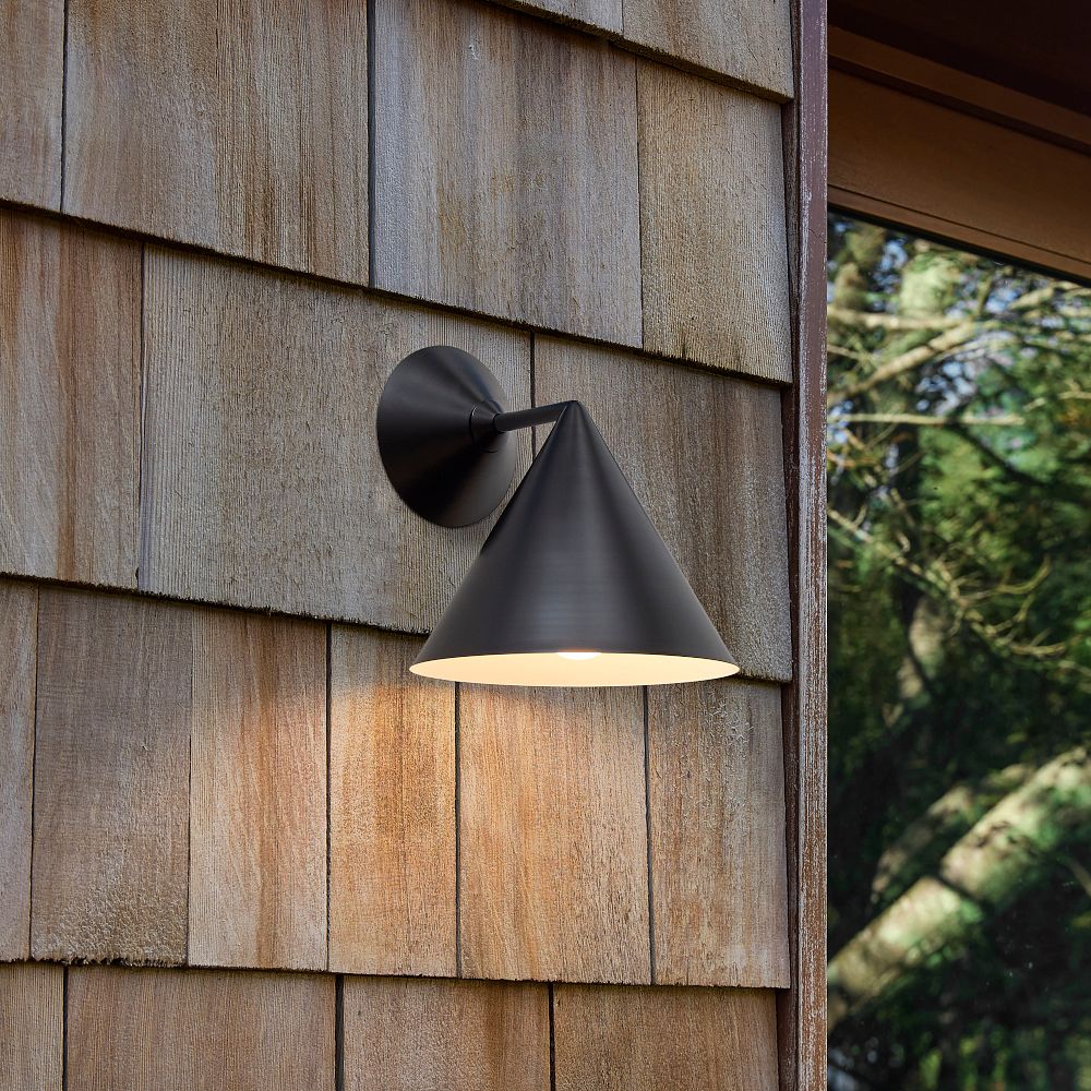 Aplique de pared cónico de metal Brivana: aplique de pared moderno para exteriores con pantalla cónica
