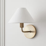 Cargar imagen en el visor de la Galería, Aplique de pared Diora: moderna lámpara de latón con elegante pantalla
