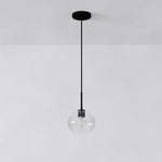 Cargar imagen en el visor de la Galería, Lámpara colgante Selvion con forma de globo escultural: moderna lámpara colgante de cristal con un diseño elegante.
