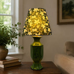 Bild in Gallery-Viewer laden, Keramische tafellamp met groene voet en botanische stoffen kap