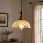 Cargar imagen en el visor de la Galería, Clear glass pendant in bright interior