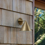 Cargar imagen en el visor de la Galería, Aplique de pared cónico de metal Brivana: aplique de pared moderno para exteriores con pantalla cónica
