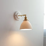 Cargar imagen en el visor de la Galería, Lámpara de pared vintage de cerámica japonesa de latón con una luz
