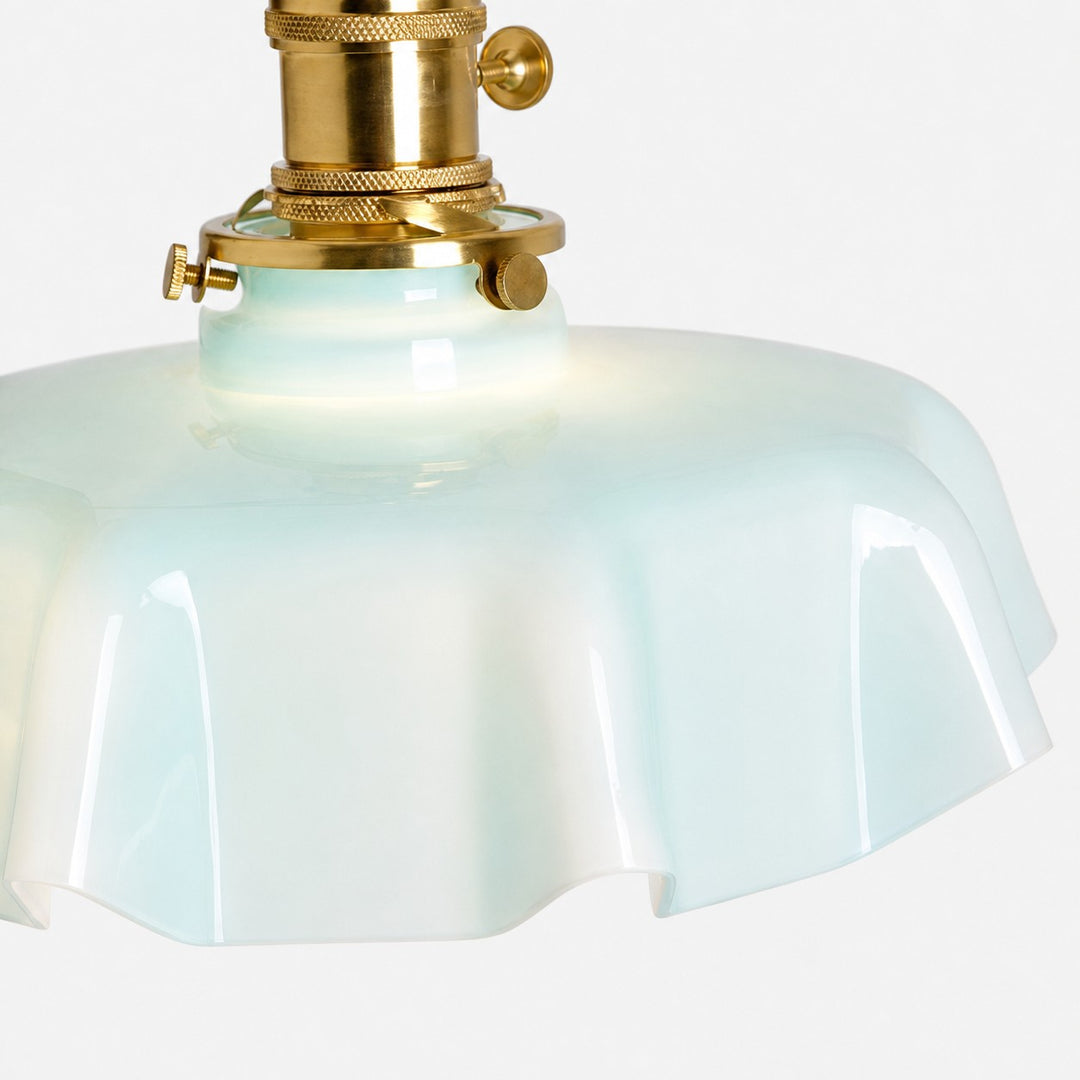Wandleuchte aus blauem Milchglas und Messing