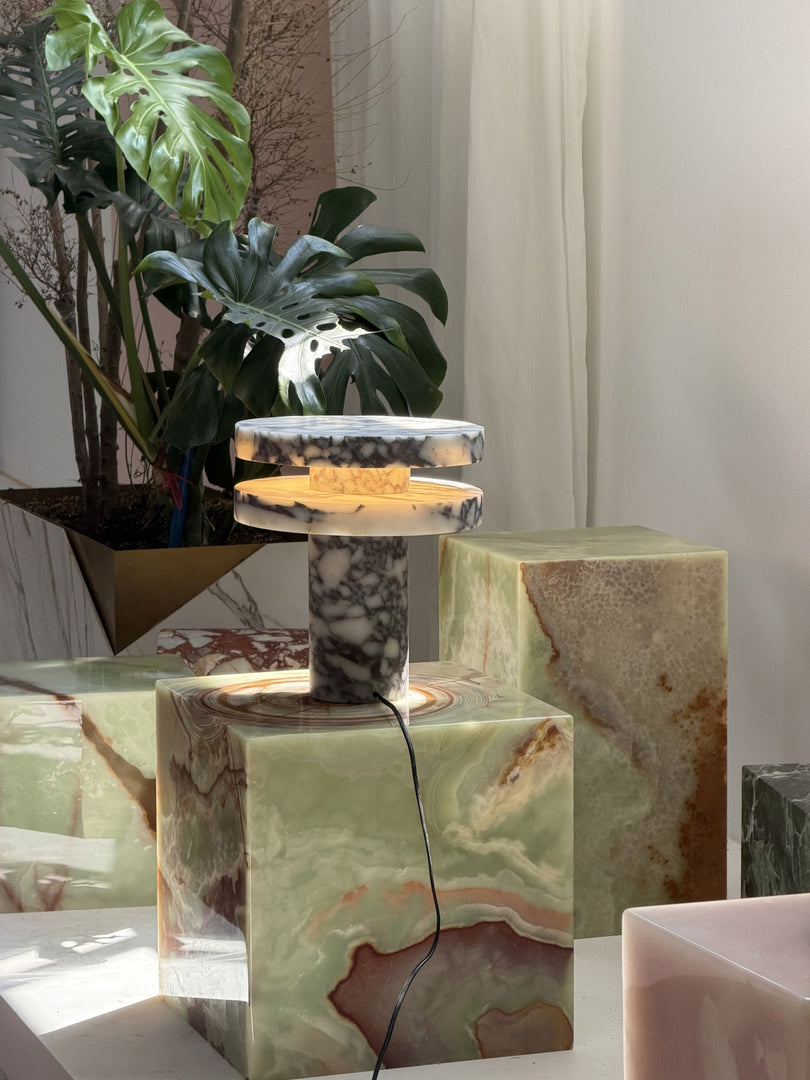 Moderne skulpturale Tischlampe mit zylindrischem Sockeldesign für Schlafzimmer-Nachttisch und Wohnzimmer