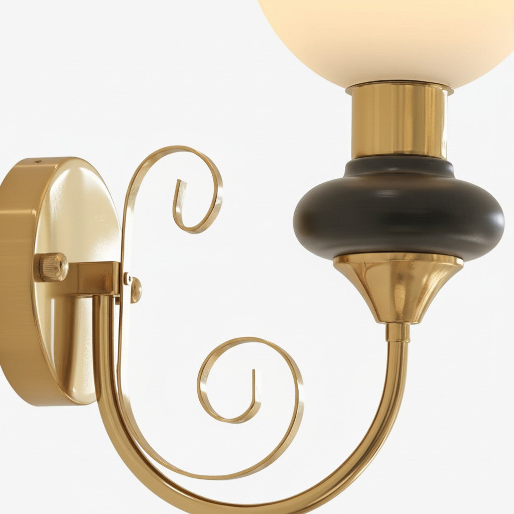 Applique murale verticale en métal sculptural Radiara – applique murale sculpturale moderne pour salon et couloir