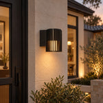 Cargar imagen en el visor de la Galería, Fluted Shade Square Plate Aluminium Outdoor Sconce