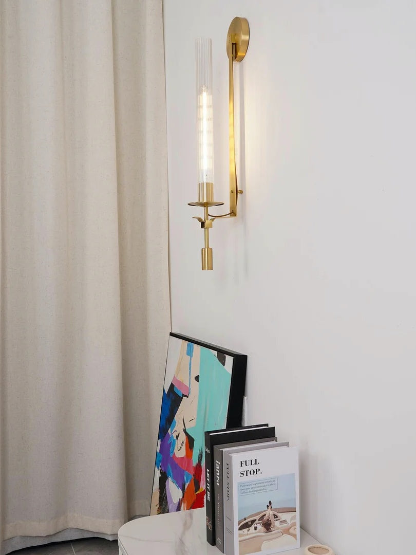 Aplique de pared delgado con cristal acanalado y marco moderno metálico
