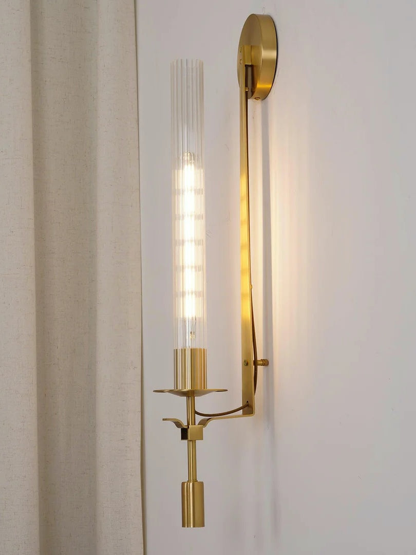 Aplique de pared delgado con cristal acanalado y marco moderno metálico