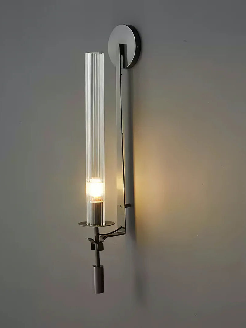 Aplique de pared delgado con cristal acanalado y marco moderno metálico