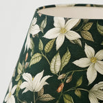 Bild in Gallery-Viewer laden, Detail van glanzende groene keramische lampvoet