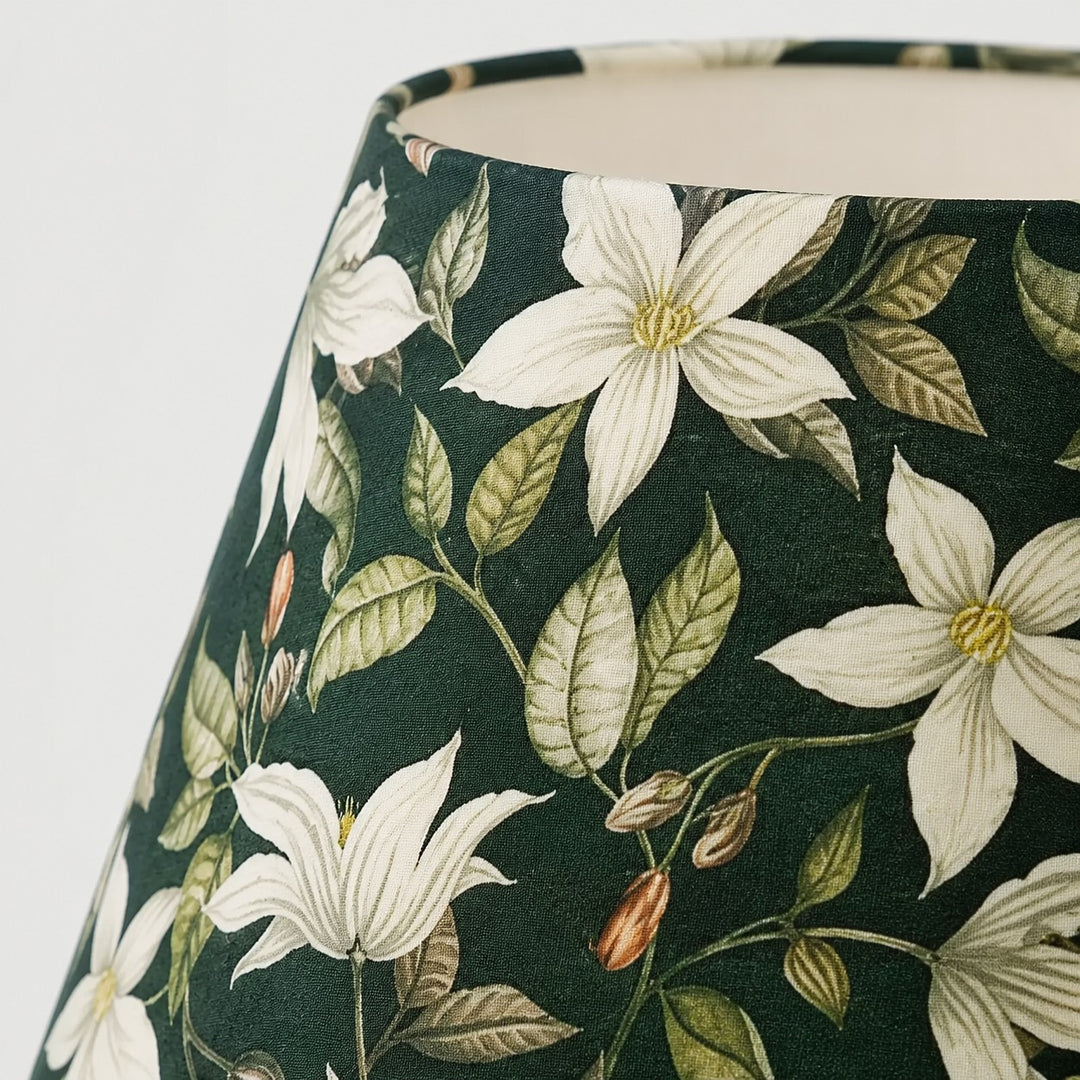 Detail van glanzende groene keramische lampvoet