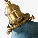 Cargar imagen en el visor de la Galería, Close view of brass tone lamp holder and clamp hardware