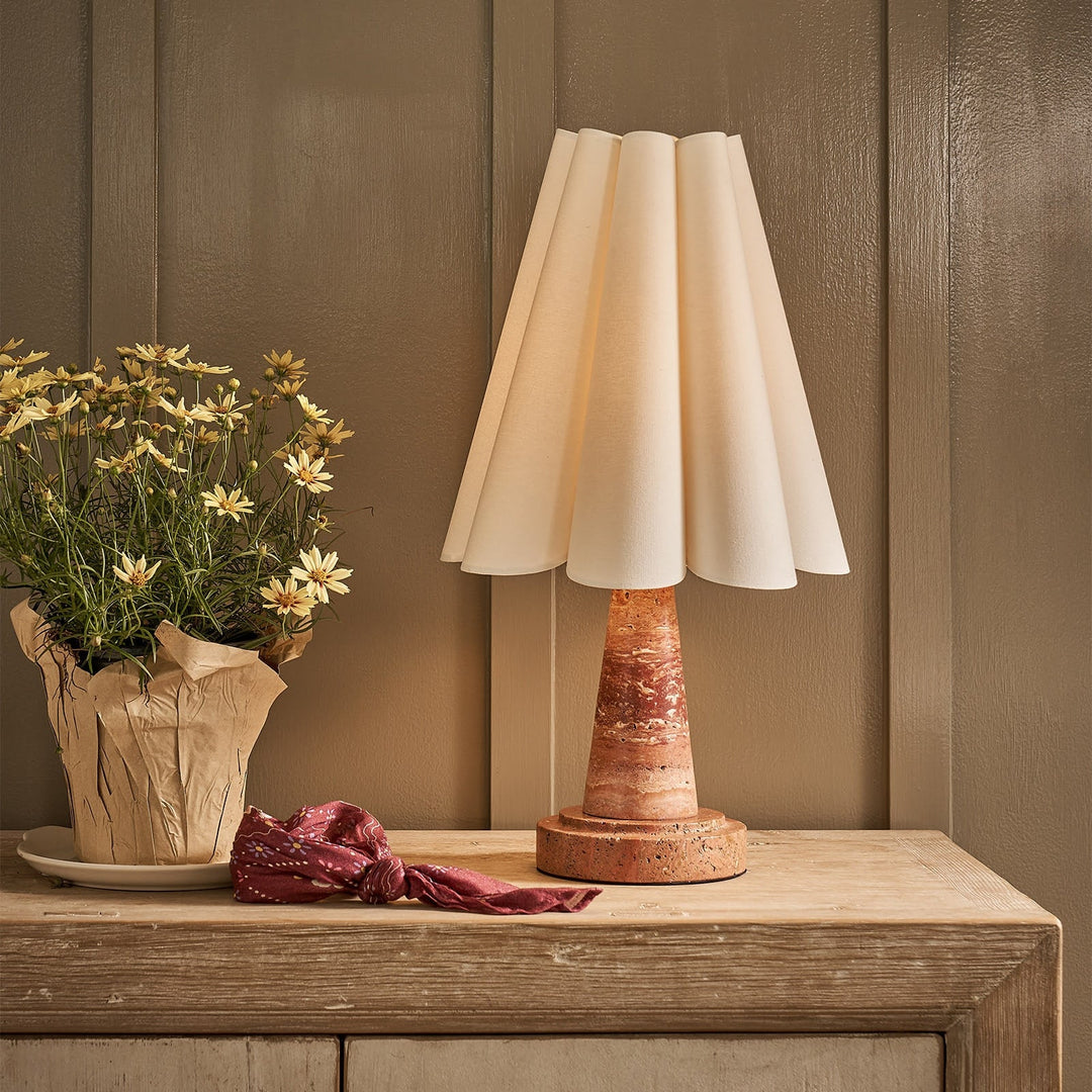 Lampe de table plissée Shadon en marbre