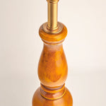 Charger l'image dans la visionneuse de galerie, Lampe de table sculpturale Grainora avec base en grain de bois naturel et abat-jour en tissu pour intérieurs chaleureux