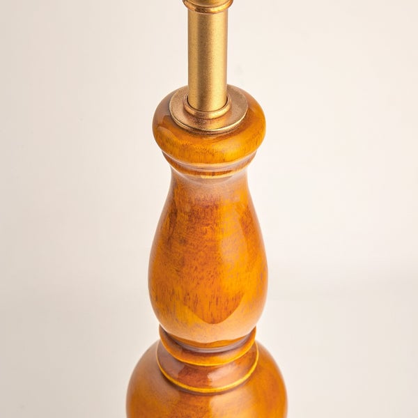 Lampe de table sculpturale Grainora avec base en grain de bois naturel et abat-jour en tissu pour intérieurs chaleureux