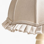 Bild in Gallery-Viewer laden, Close view of the ruffled fabric shade edge