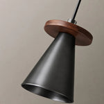 Cargar imagen en el visor de la Galería, Walnut wood ring and black pendant light body detail