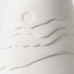 Bild in Gallery-Viewer laden, Close view of the sculpted ceramic surface