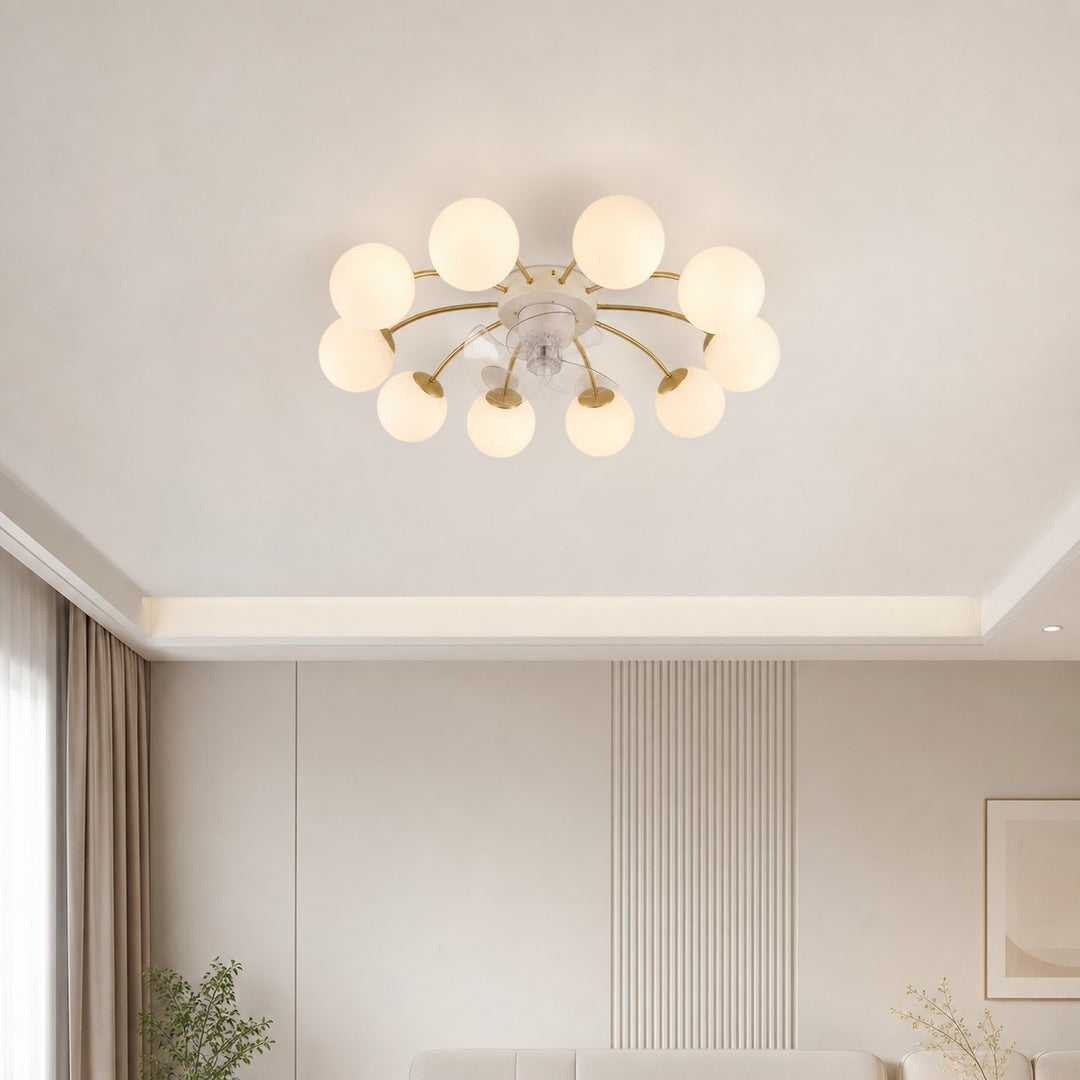Moderner weiß-goldener Deckenventilator mit Beleuchtung und Glaskugeln