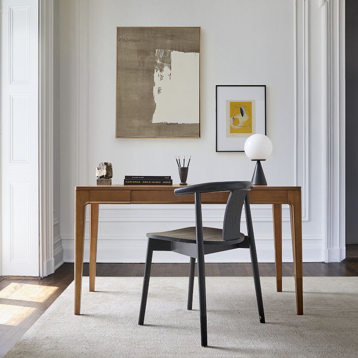 Lámpara de mesa moderna Ulvara: globo de cristal y base cónica para un dormitorio luminoso.