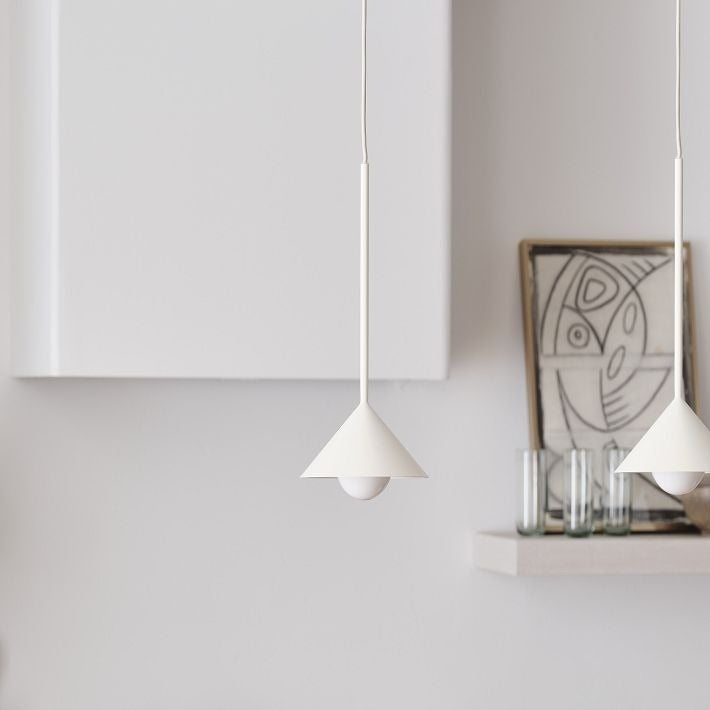 Lámpara colgante cónica de metal Brivana: diseño minimalista moderno para comedores