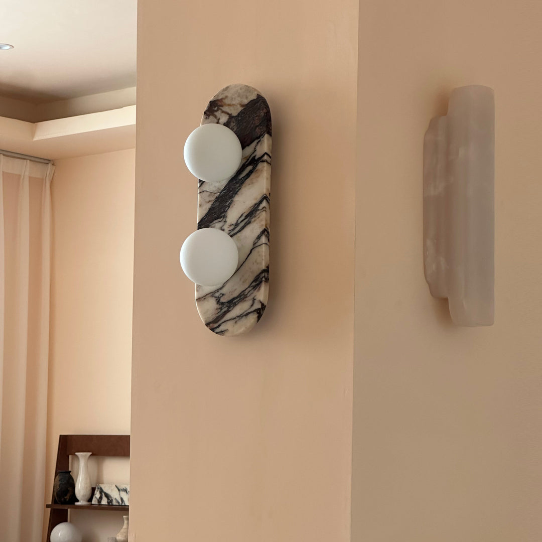 Moderne minimalistische vertikale Wandleuchte mit schlankem Profil für Schlafzimmer-Nachttisch und Akzentbeleuchtung