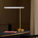 Cargar imagen en el visor de la Galería, Lámpara de mesa LED USB moderna Voro: elegante iluminación de escritorio y mesita de noche de metal
