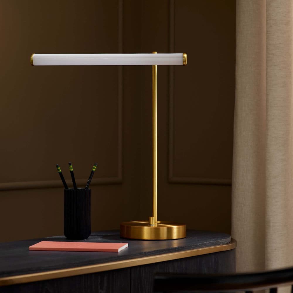 Lámpara de mesa LED USB moderna Voro: elegante iluminación de escritorio y mesita de noche de metal