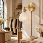 Charger l'image dans la visionneuse de galerie, Tulip glass plug-in wall sconce detail