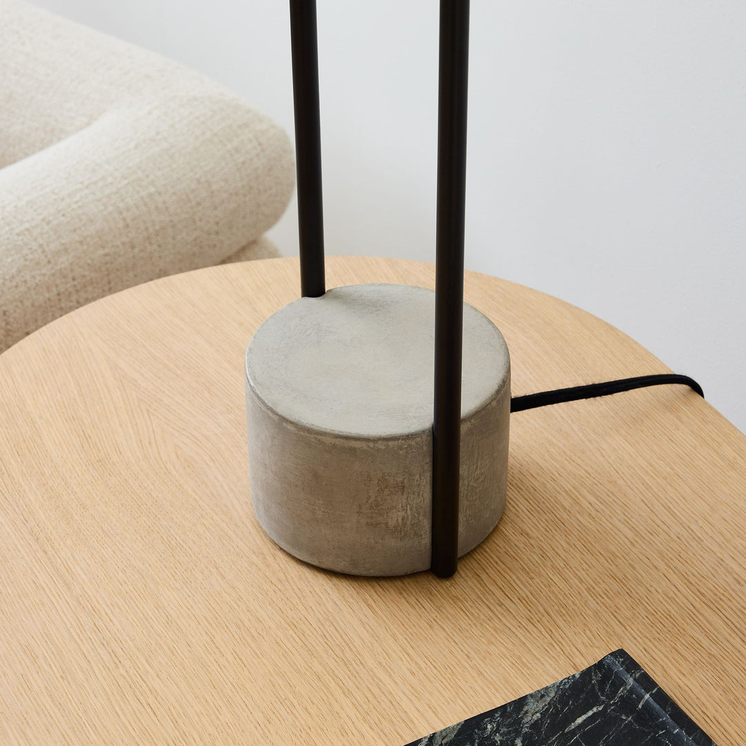 Luma Industrielle Moderne Tisch- und Stehlampe mit Weichem Stoffschirm – Zeitgenössische Beleuchtung für Zuhause und Büro