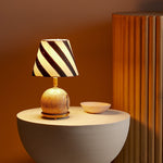 Charger l'image dans la visionneuse de galerie, Lampe de table sculpturale moderne – Lumière décorative minimaliste pour chambre et salon