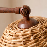 Charger l'image dans la visionneuse de galerie, Lampe de table avec abat-jour en rotin tressé à la main et structure métallique courbée