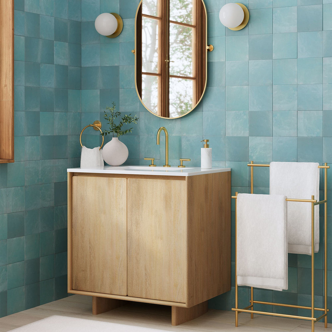 Aplique de pared Rivolence: lámpara de latón antiguo con cristal lechoso