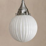 Bild in Gallery-Viewer laden, Close view of ribbed glass shade and metal cap