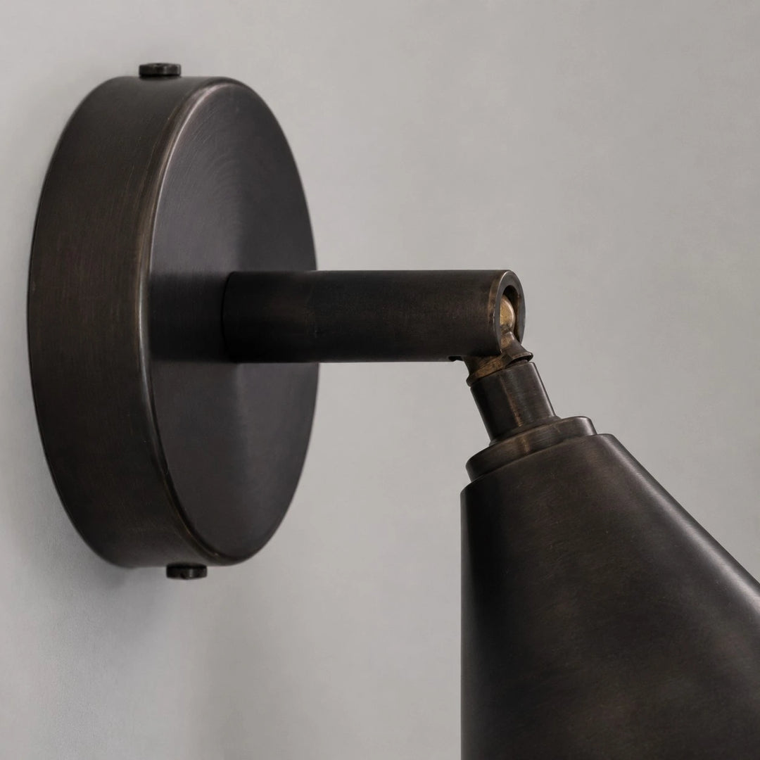 Adjustable joint and circular wall plate close-up