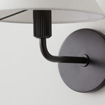 Cargar imagen en el visor de la Galería, Aplique de pared Diora: moderna lámpara de latón con elegante pantalla
