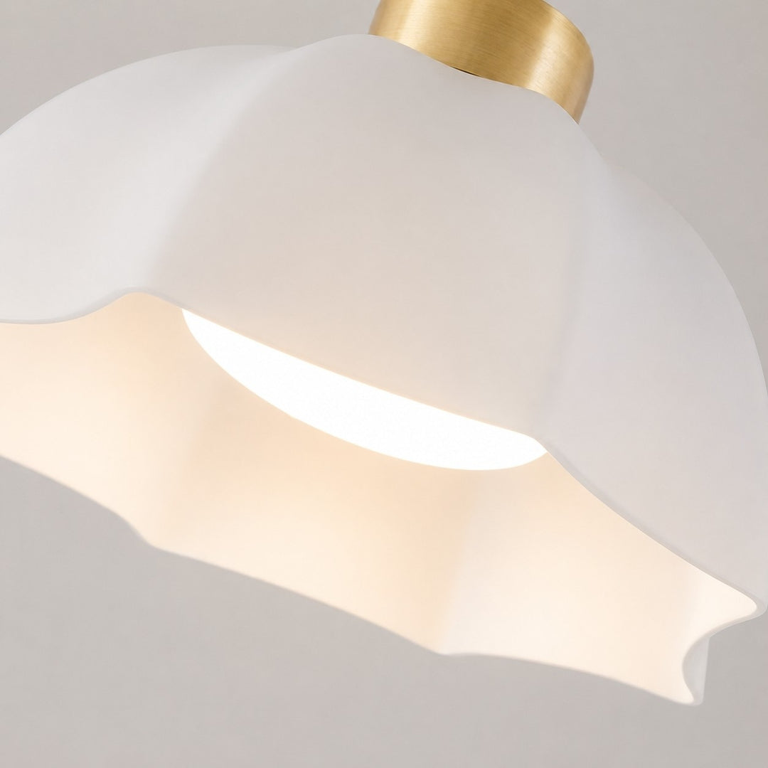 Detail: milk glass shade diffusion