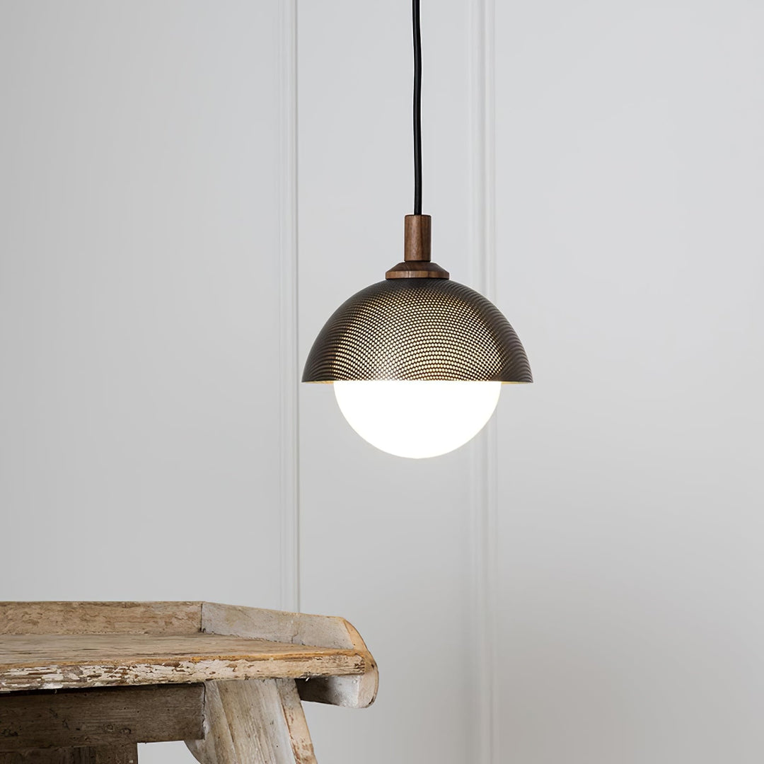 Lampe suspendue perforée en forme de dôme