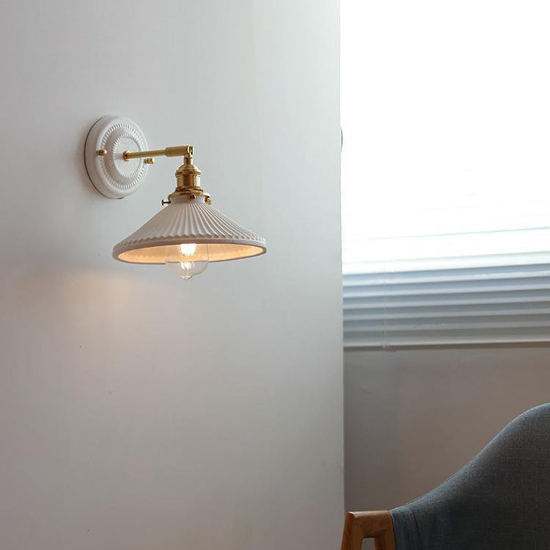 Lámpara de pared vintage de cerámica japonesa de latón con una luz