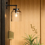 Cargar imagen en el visor de la Galería, Aplique de pared minimalista para exterior Hanton: aplique industrial de metal mate para espacios modernos
