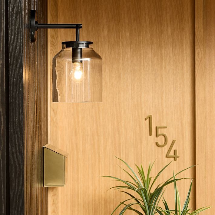 Aplique de pared minimalista para exterior Hanton: aplique industrial de metal mate para espacios modernos